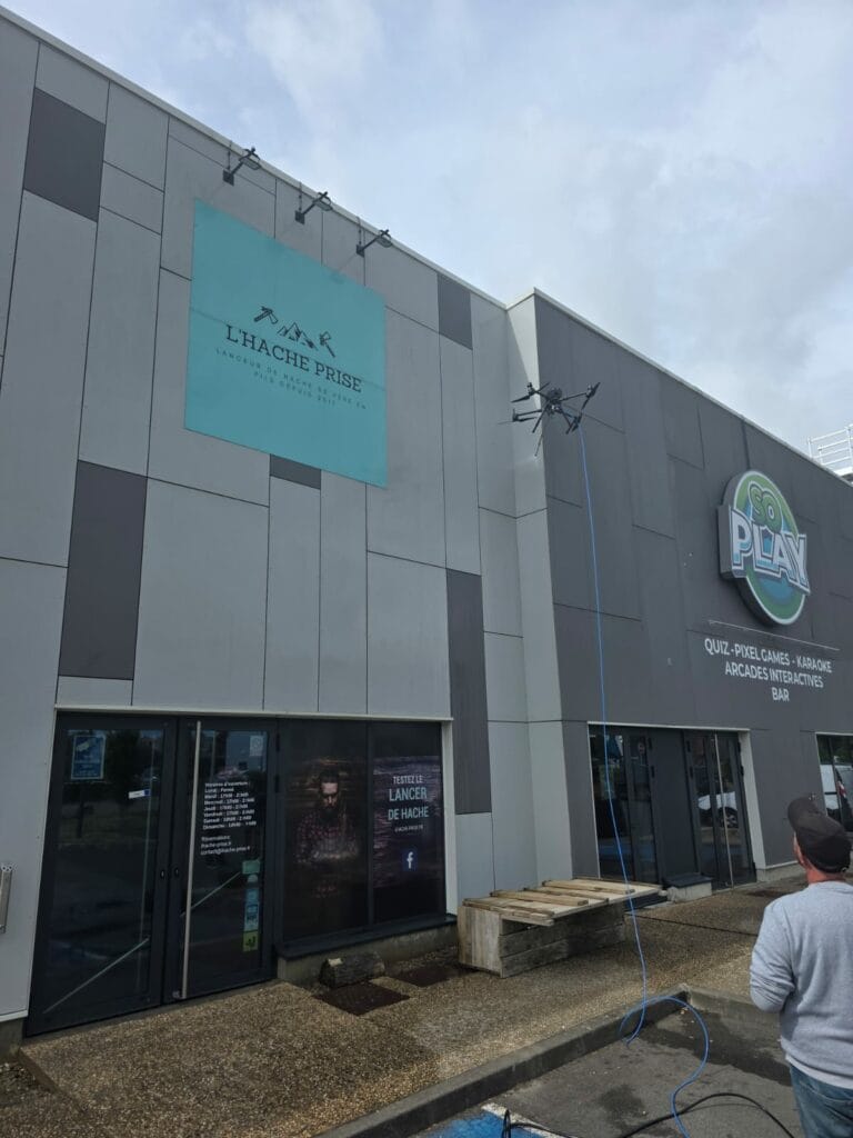 Nettoyage de façade commerciale par drone