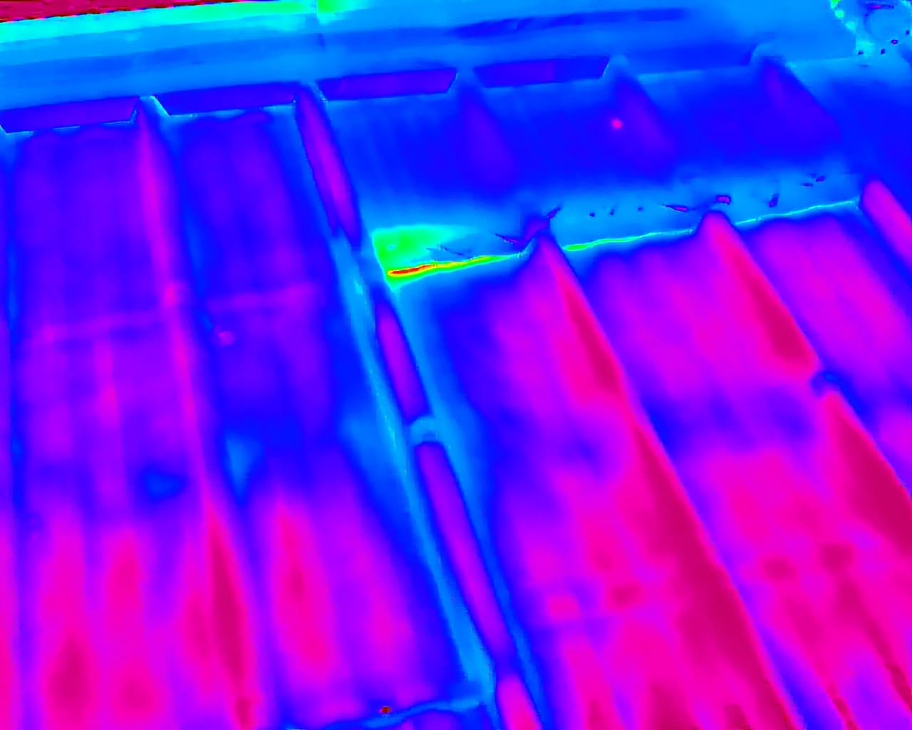Analyse thermique toiture avec zones chaudes visibles