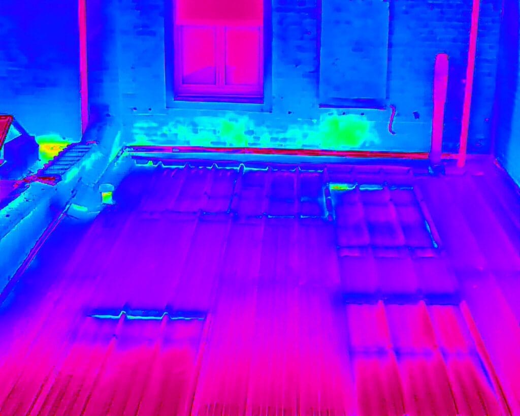 Thermographie sur toiture détectant défauts d’isolation