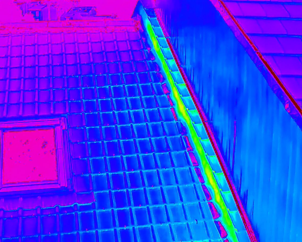 Vue thermique de toiture par drone montrant pertes de chaleur